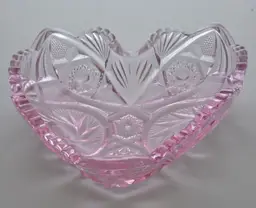 L.E Smith pink heart shaped dish