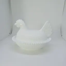Vintage Indiana Glass White Hen on Nest with Beaded Nest (HON) Measure 7 in × 5.5 in