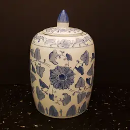 Chinese Blue and White Porcelain Ginger Jar Pointed Finial Lid Vintage