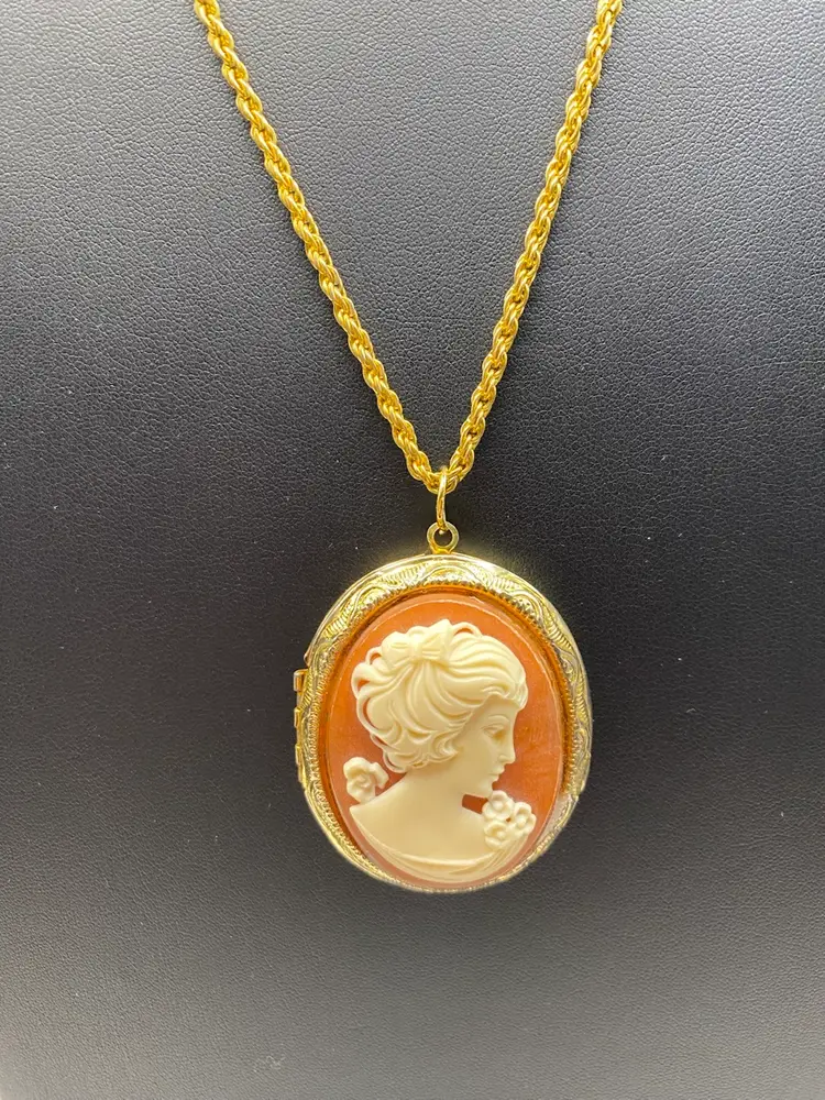 Vintage Cameo Locket Fashion Gold Tone Necklace 23” Chain Is Signed