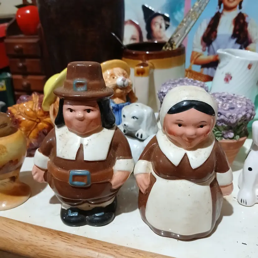 Vintage pilgrims shakers
