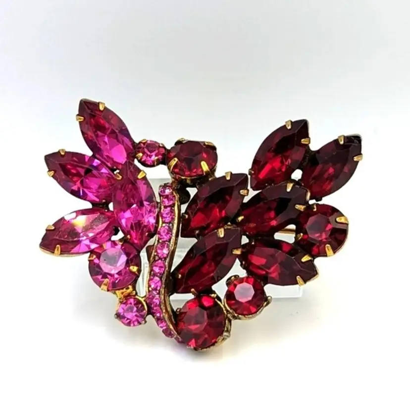 Weiss Brooch Vintage Ruby Color Glass Rhinestone Heart Shaped Gold Tone Rare