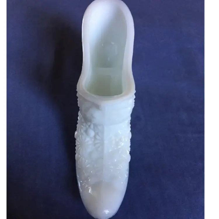 LE Smith White Milk Glass VTG Princess Slipper Daisy Button ShoeLace Bow READ/68