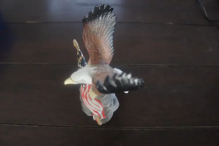VINTAGE Glenvale Gallery Ceramic American Eagle w/ American flag figurine