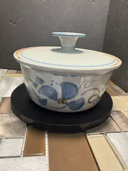 LOUISVILLE STONEWARE  VINTAGE INDIVIDUAL COVERED CASSEROLE DISH FLOWER AND BLUE TRIM