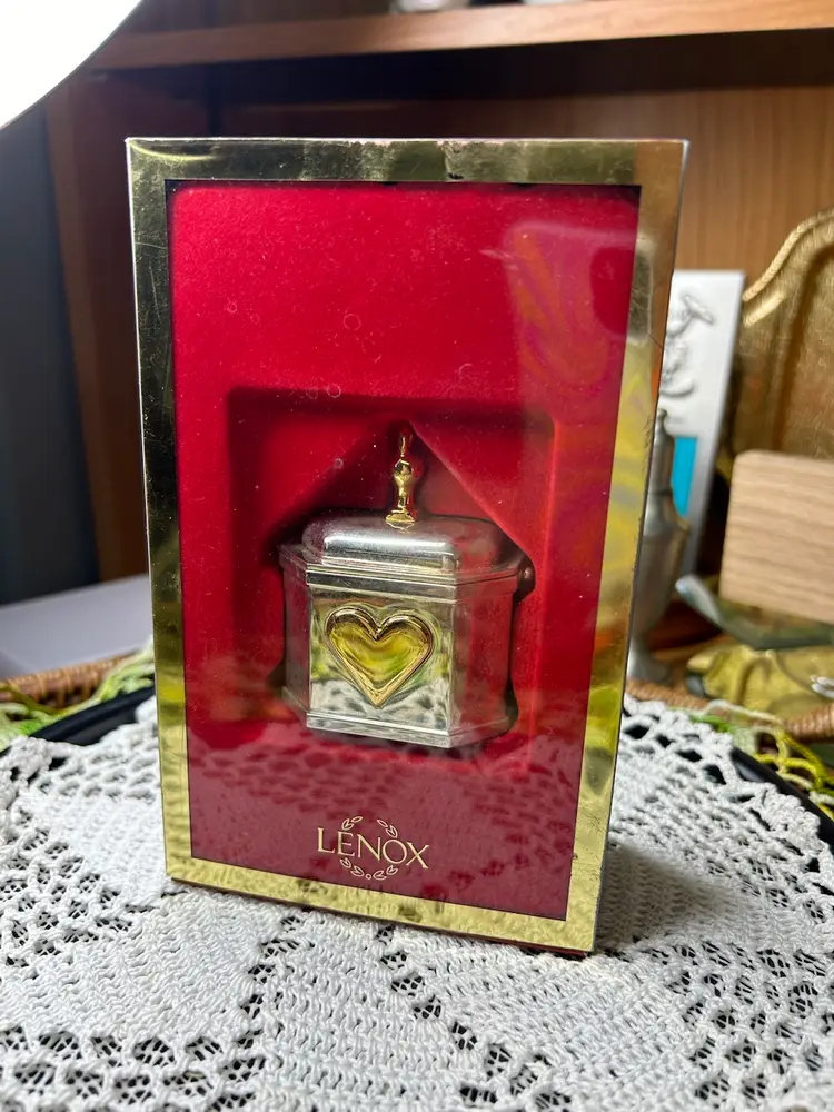 **Lenox Heart Box Ornament