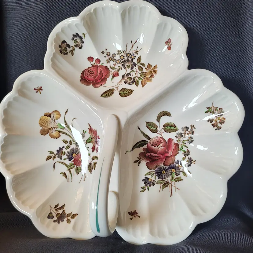 Wedgewood of Etruria & Barlaston Serving Dish W/Handle Scalloped Edges 11 in