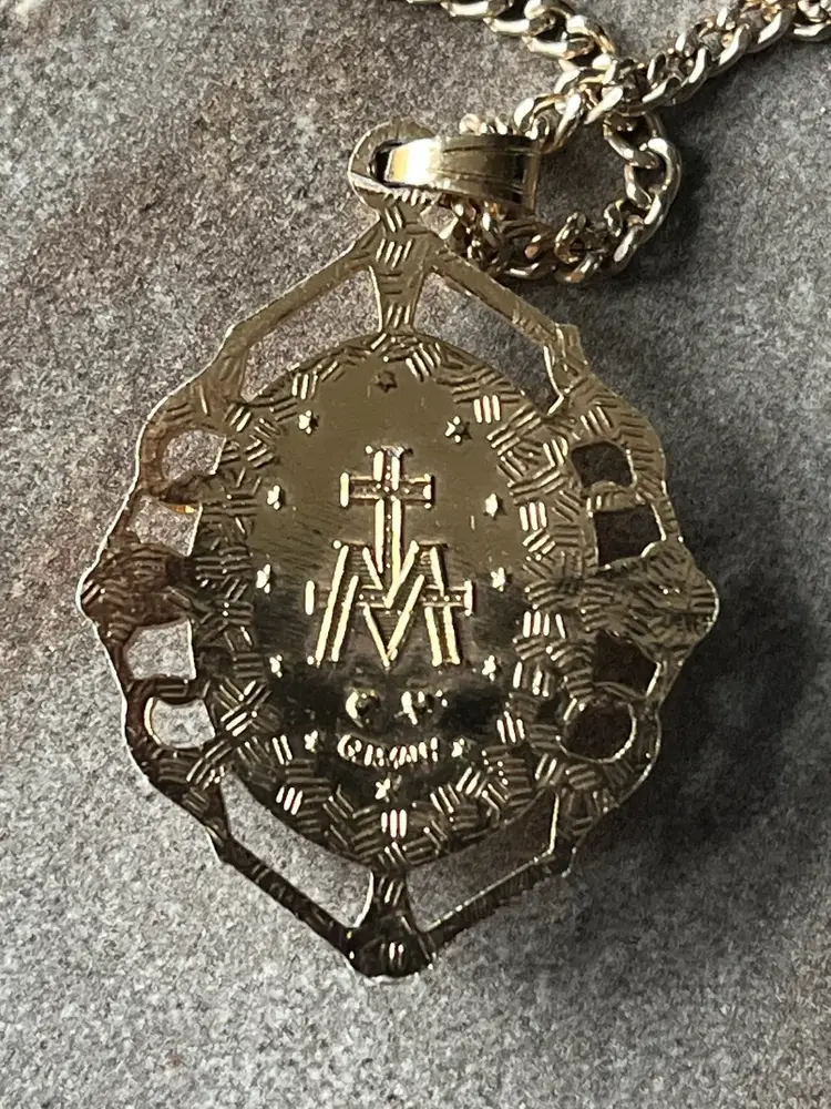 Cameo Style Gold Tone Necklace 18 inch