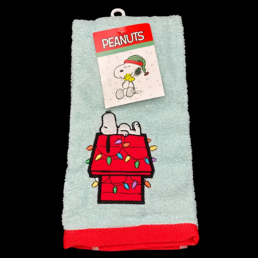 BIN - Contemporary Peanuts Snoopy Christmas Holiday Hand Towel NOS 2021