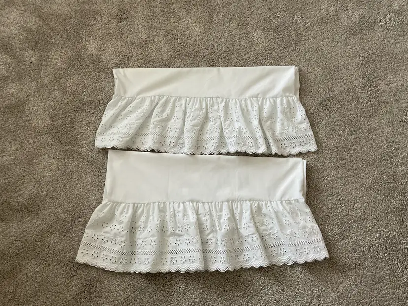 Vintage Fieldcrest 2 White Percale Pillowcases Eyelet Lace Ruffle Trim USA