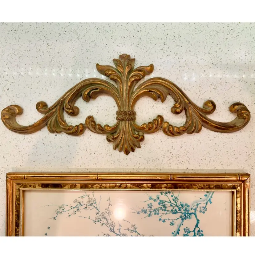 😻 17x8”, ornate, aged gold metallic wall topper features openwork acanthus leaf scrolls and a central fleur-de-lis