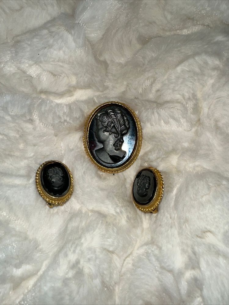 Costume Jewelry Vintage Gold Tone Glass Cameo With Matching Earrings (READ)