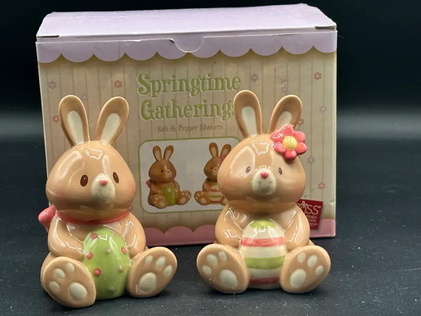 Russ Berrie Easter Ceramic Bunny Salt Pepper Shaker Springtime Gathering NEW set