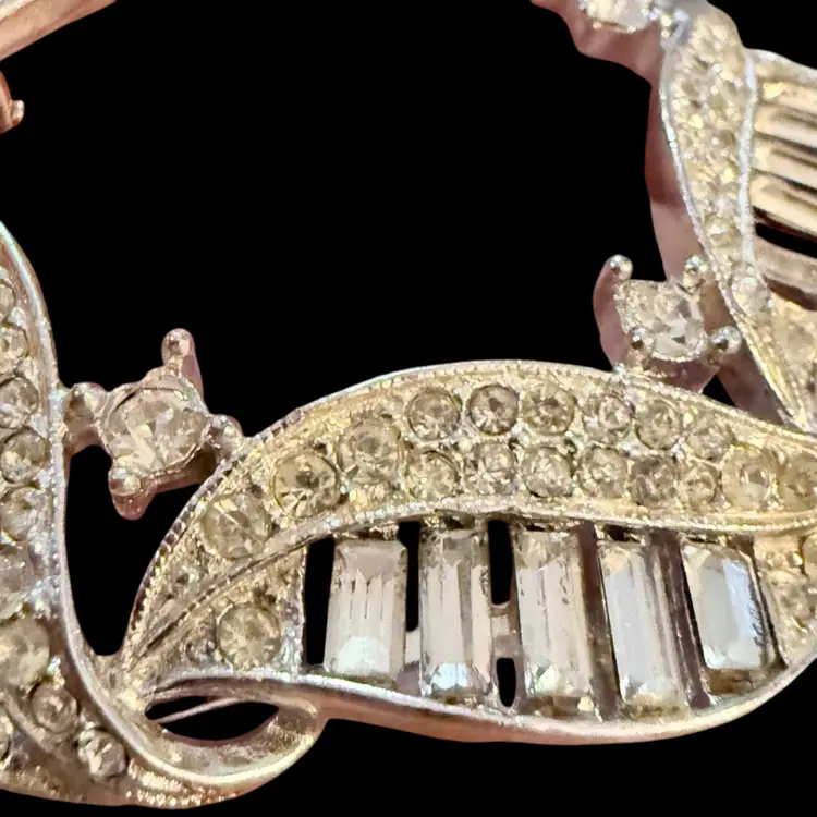 Vintage Unsigned Rhinestone Wreath Brooch 2”