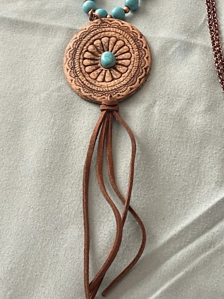 Amber’s Allie Necklace & Earrings Set Brown Cord Leather Pendant Turquoise Beads
Brand new with tags
Necklace is 28” long. Pendant is 2” H x 1.75” W