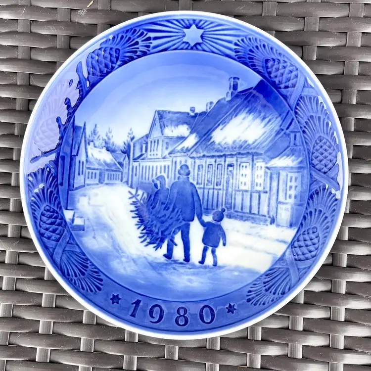 1980 Royal Copenhagen Denmark "Bringing Home The Christmas Tree" Plate Vintage