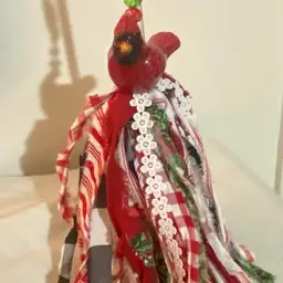 Red cardinal S&P Shaker Tassel