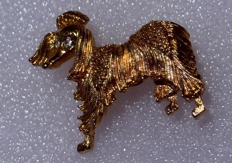 Vintage Gold Tone Dog Pin/Brooch With Rhinestone Eyes