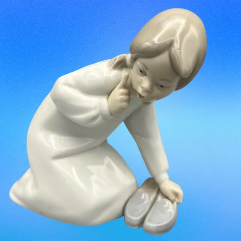 LLADRO #4523 "Little Girl with Slippers, Vintage Porcelain figurine Spain