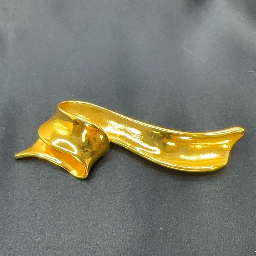 A201 - Avon Gold-tone Ribbon Brooch