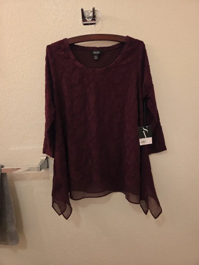 NWT Simply Vera Vera Wang Ladies Petite PXS Burgundy Floral Clip Jacquard 3/4 Sleeve Blouse With Chiffon at Hem