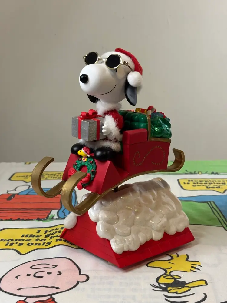 Santa Snoopy in Sleigh Tablepiece