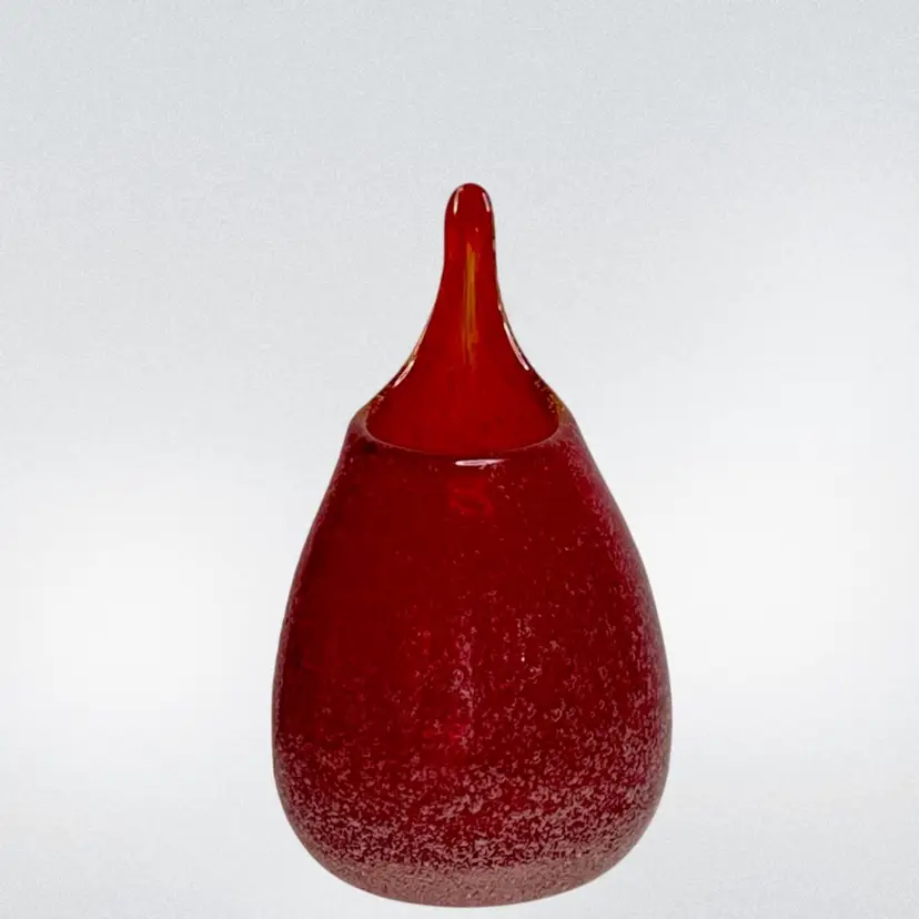 Vintage One Finger Pulled Vase Fire Ruby Red Hand Blown Seeded Glass Amberina Rim Glows
4-1/4β T x 2.5βW
