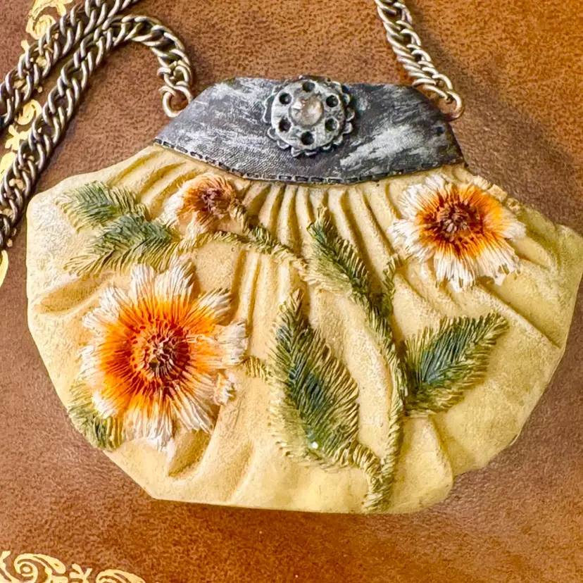 😻 2.5x3” vintage ceramic purse w/embossed florals, rhinestone closure & metal chain