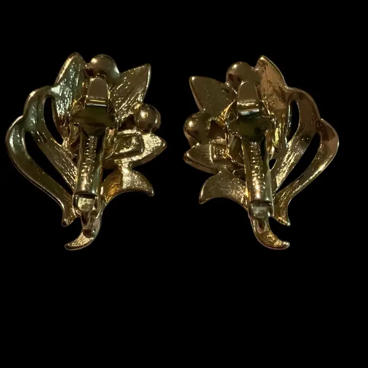 Vintage Goldtone  Crown Trifari Ivory Floral Clip On Earrings.