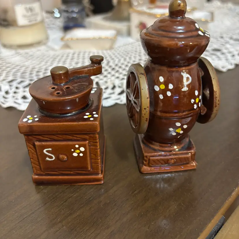 DAVAR Salt And Pepper Shakers Made In Japan! Coffee Grinder, And Mill Design..