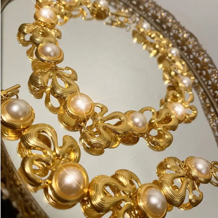 Gold Necklace With Pearls 