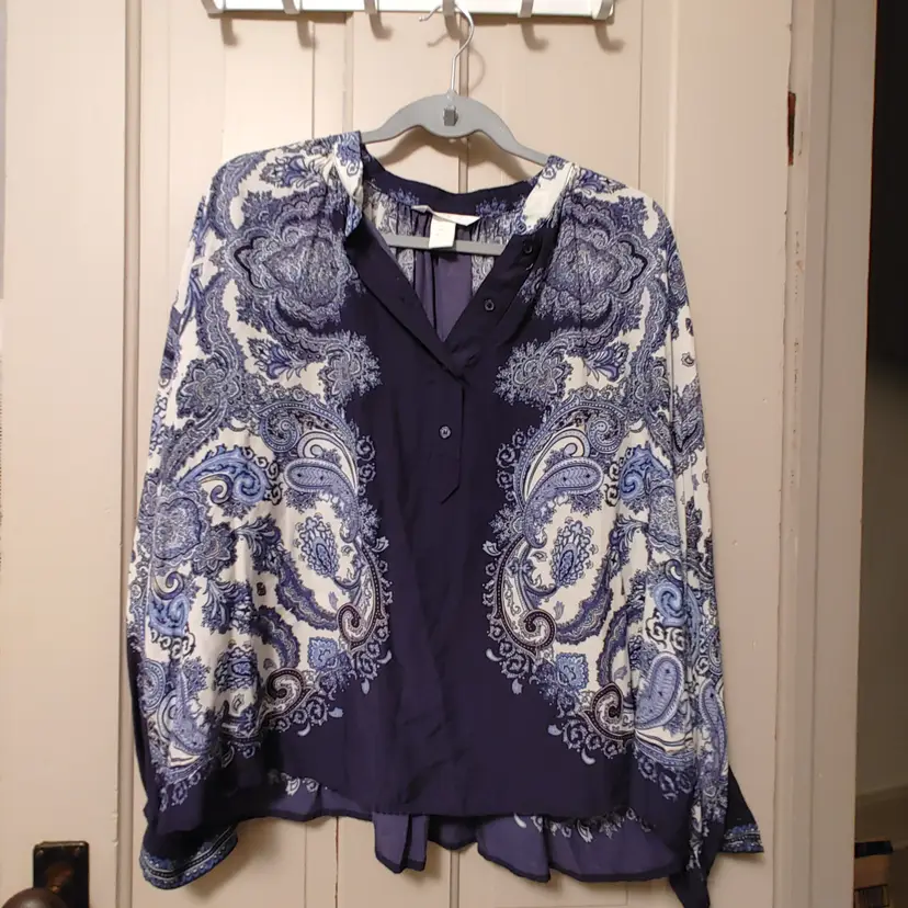 Top- Brand: H&M. Size 12. Blue paisley top. Material- 100% viscose. No callouts.