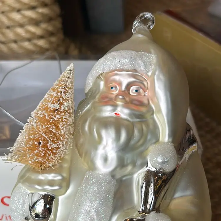 PRISTINE Condition Vintage Mercury Santa Ornament/Decoration. Still In Box And Looks Like It Has Never Been Used. Glitter Is Still On The Glass For His Fur Areas. Handpainted With No Cracks, Breaks Or Areas That Are Worn.

Box Is 101/2 Inches Long, 61/2 Inches Wide By 41/2 Inches 

Santa Is 8 Inches By 5 Inches 

Box Included