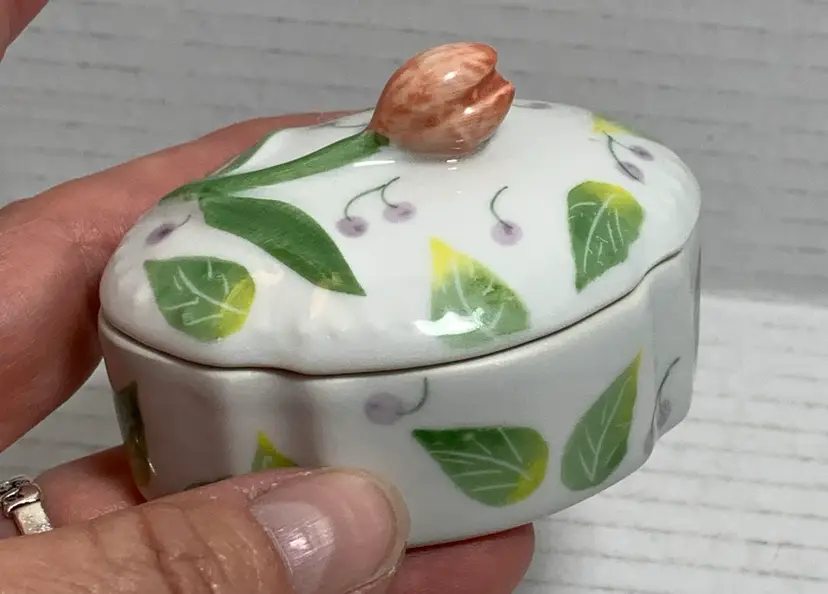 VTG Porcelain Tulip Lid Small Oval Trinket Box. Andrea by Sadek Thailand. Nice Shiny Finish
