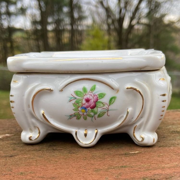Vintage Footed Cigarette Box, Lid Serves As An Ashtray And / Or Trinket Box. Made In Occupied Japan. 4”l x 2.75”w x 2.25”h.