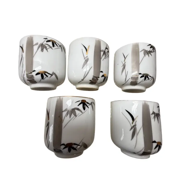 SET OF 5 VTG SAKE/TEA CUPS,
2 5/8”H x 2 1/2”DIAM. BAMBOO DESIGN WITH GOLD TRIM; BACK-
STAMPED JAPAN, VERY NICE PRE-
OWNED CONDITION. (Please VIEW Photos).