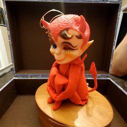 Kamar devil knee hugger