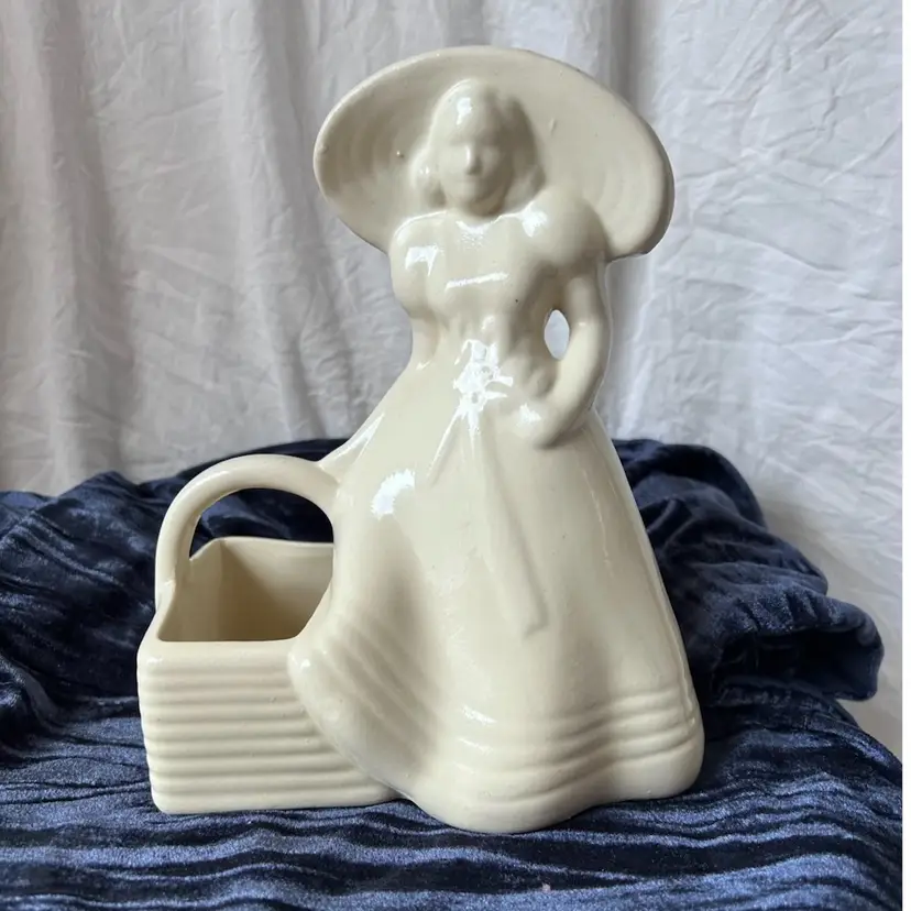 VINTAGE ICONIC HULL CERAMIC SOUTHERN BELLE PLANTER