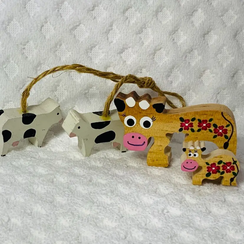 Hand Crafted Wooden Nesting Cow Lot Of 4 Wooden Cow Figurines
