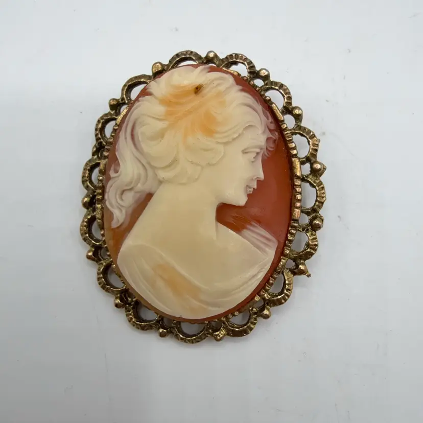 Pretty Right Facing Cameo Brooch