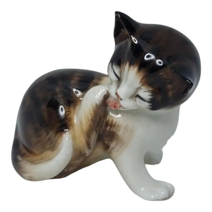 Royal Doulton China Kitten Cleaning Rear Paw Figurine Tabby Cat 2580