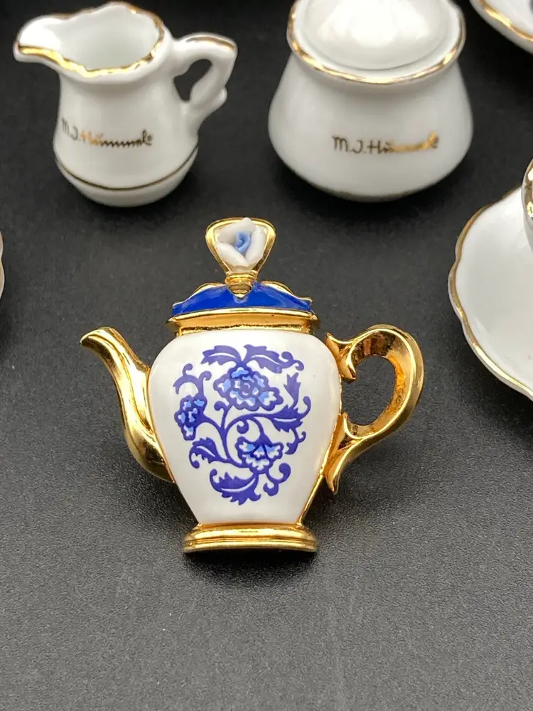 Vintage Blue And White Floral Motif Teapot Pin By Avon (1 1/4” T 1 1/2” W)