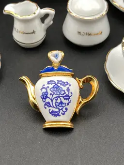 Vintage Blue And White Floral Motif Teapot Pin By Avon (1 1/4” T 1 1/2” W)