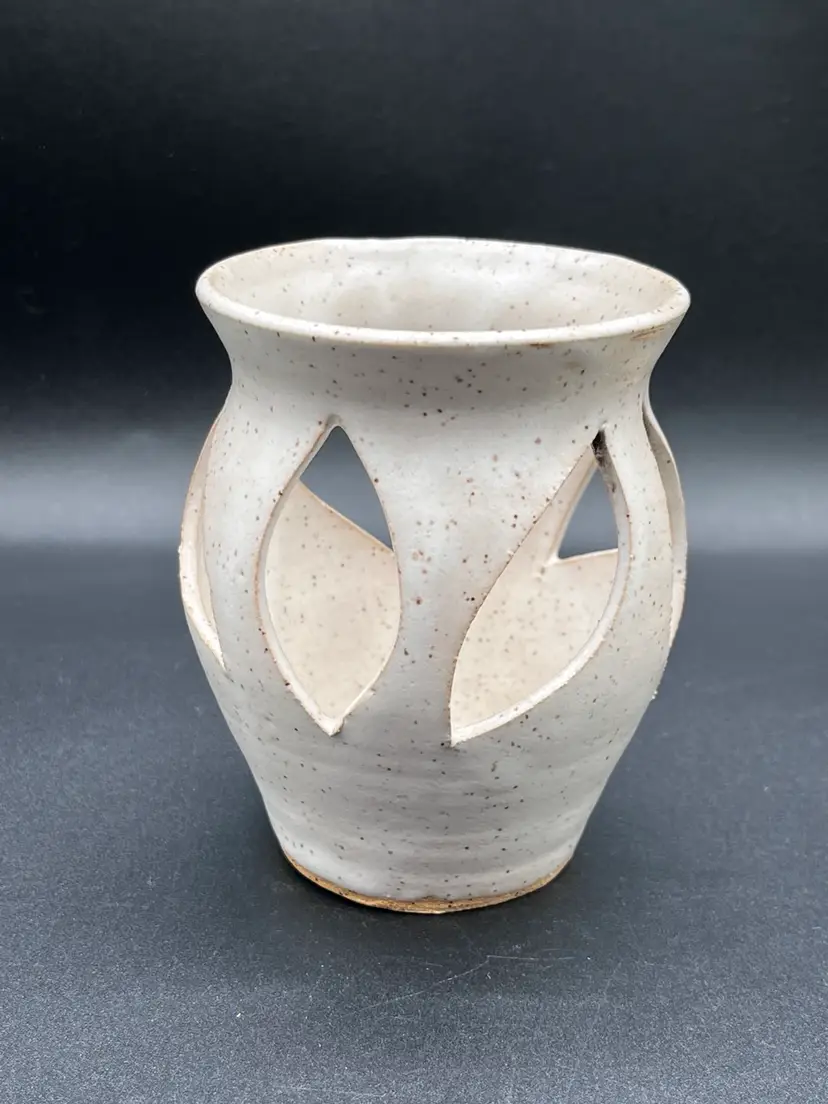 #06 Signed Friedan Dorf Off White Speckled Art Pottery Luminary Leaf Cut Out 4”🕯️