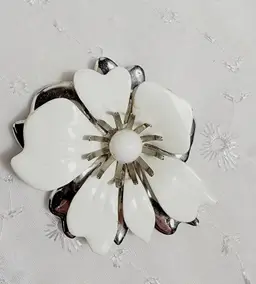 Sarah Coventry white enamel and silvertone flower brooch
