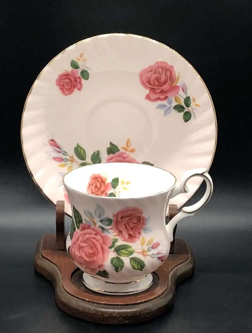Elizabethan Fine Bone China teacup and saucer PINK  ROSE,GREEN LEAVES PATTERN