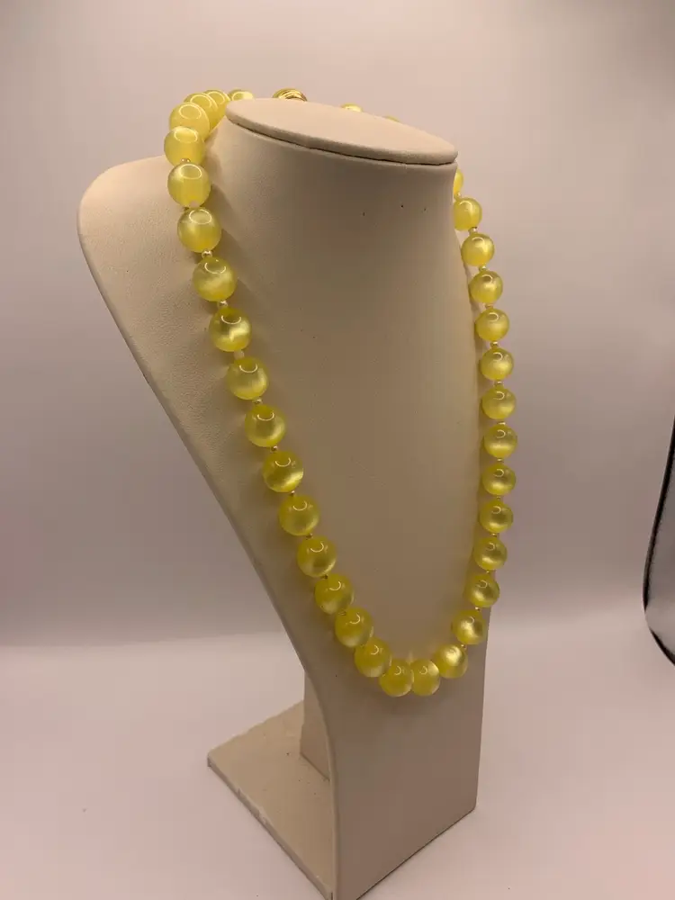 Vintage Pale Yellow Moingkiw Bead Necklace 
