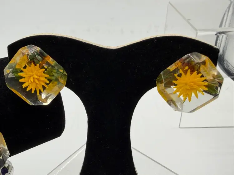 Vintage Acrylic Floral Bracelet 8.5” & Screw back Earrings