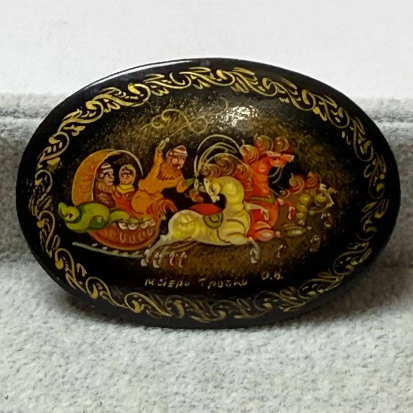 Russian Lacquer Wood Brooch Pin Hand Painted Troika Horse Carriage Black Gold