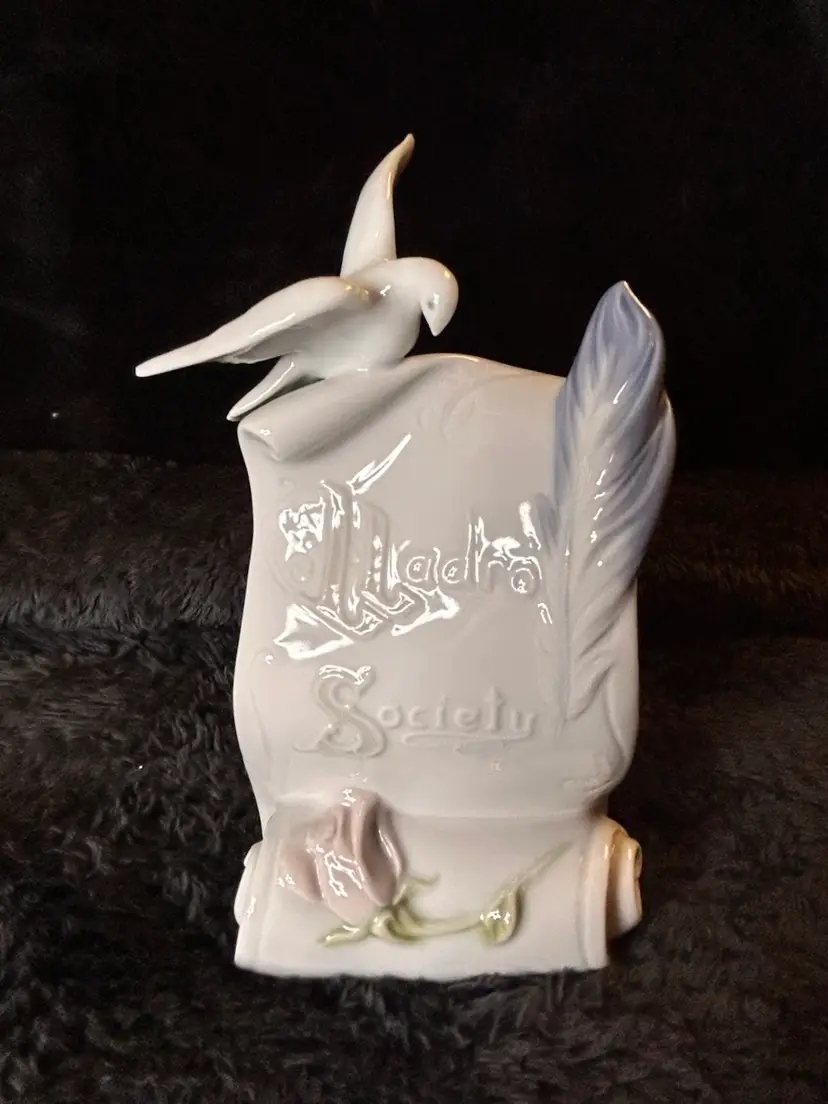 VINTAGE 1998 LLADRO SOCIETY #7677 " ART BRINGS US TOGETHER " PORCELAIN SCROLL